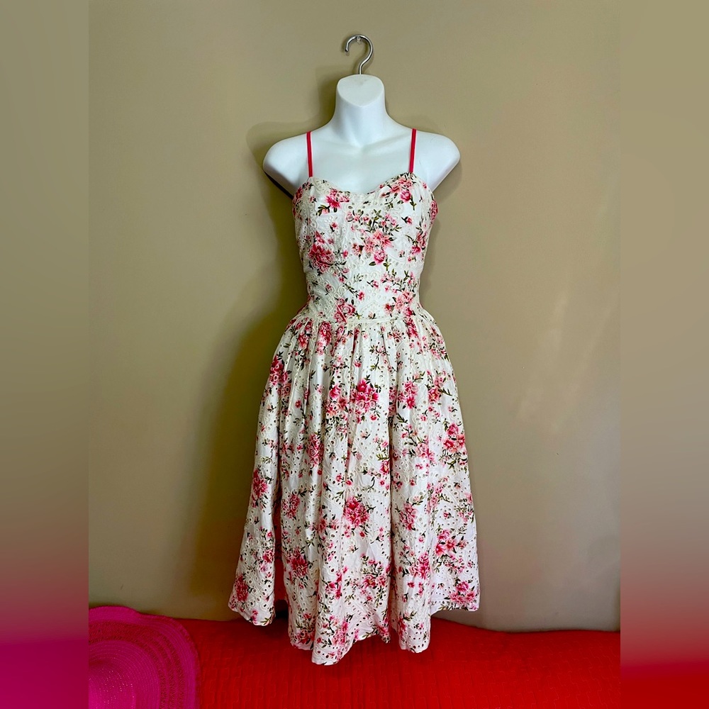 Unique Vintage spring swing floral dress size 6-8 M